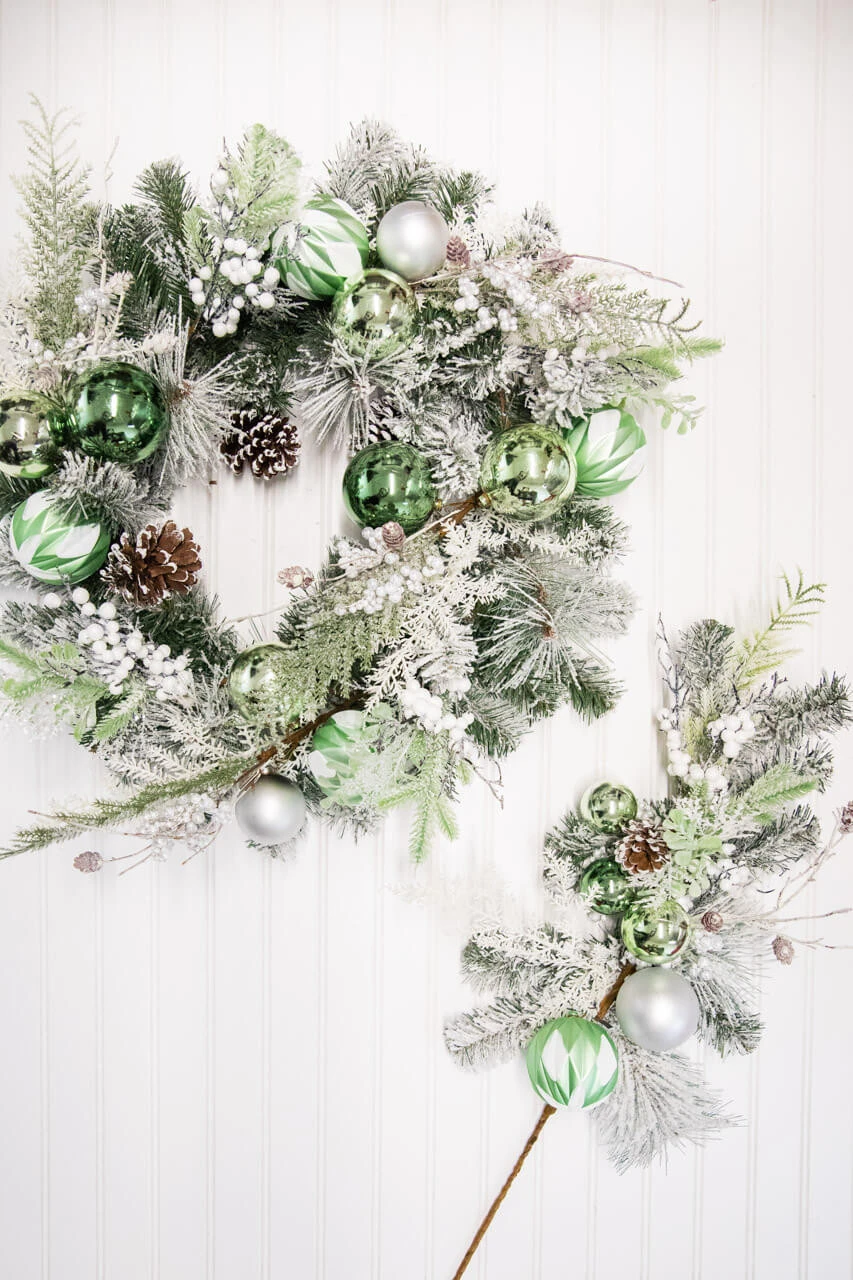 24β Christmas Pine/Ball Wreath - Image 2